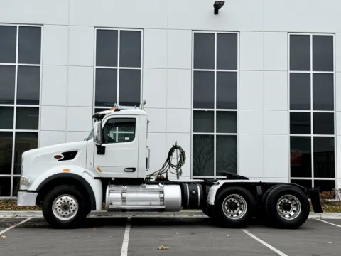 More photos of 2015 PETERBILT 567 at Forge Truck Centers - Illinois, IL