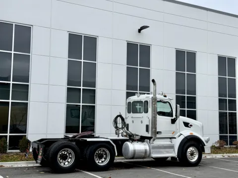 More photos of 2015 PETERBILT 567 at Forge Truck Centers - Illinois, IL