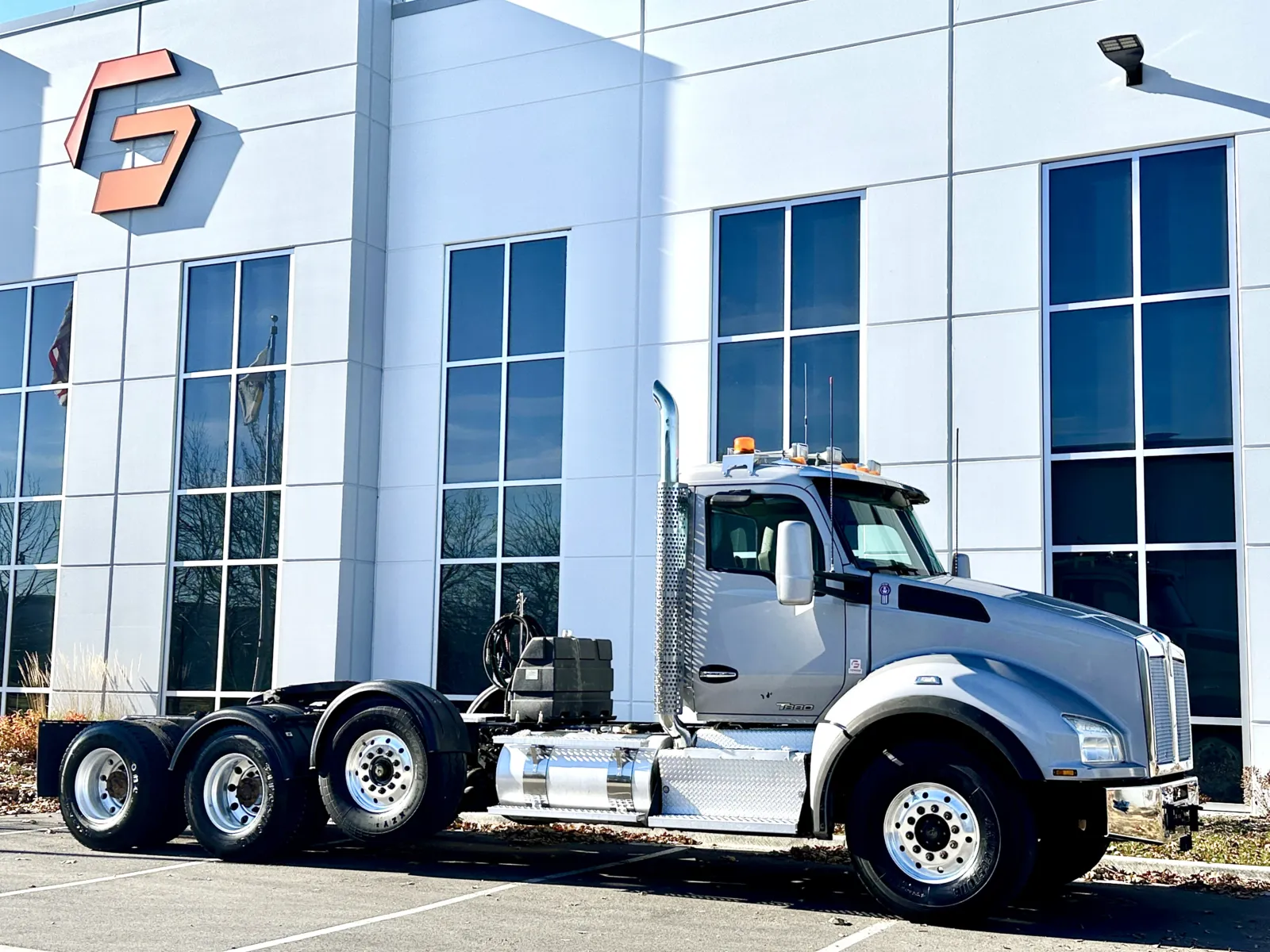 2015 Kenworth T880 - image 2