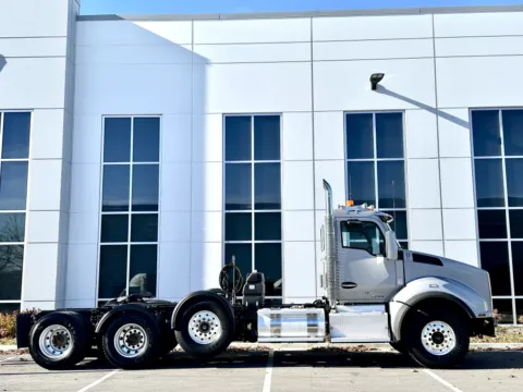 Another view of 2015 KENWORTH T880 for sale in New Lenox, IL at Forge Truck Centers - Illinois