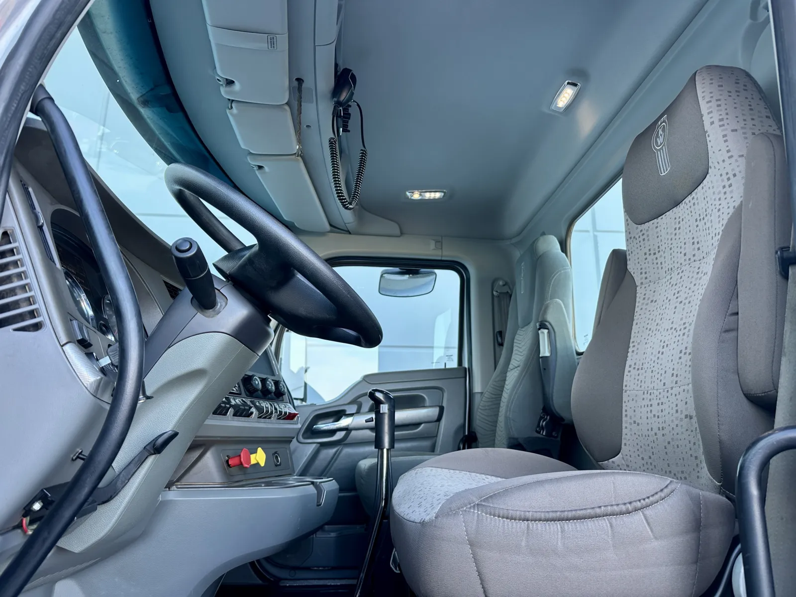 2015 Kenworth T880 - image 14