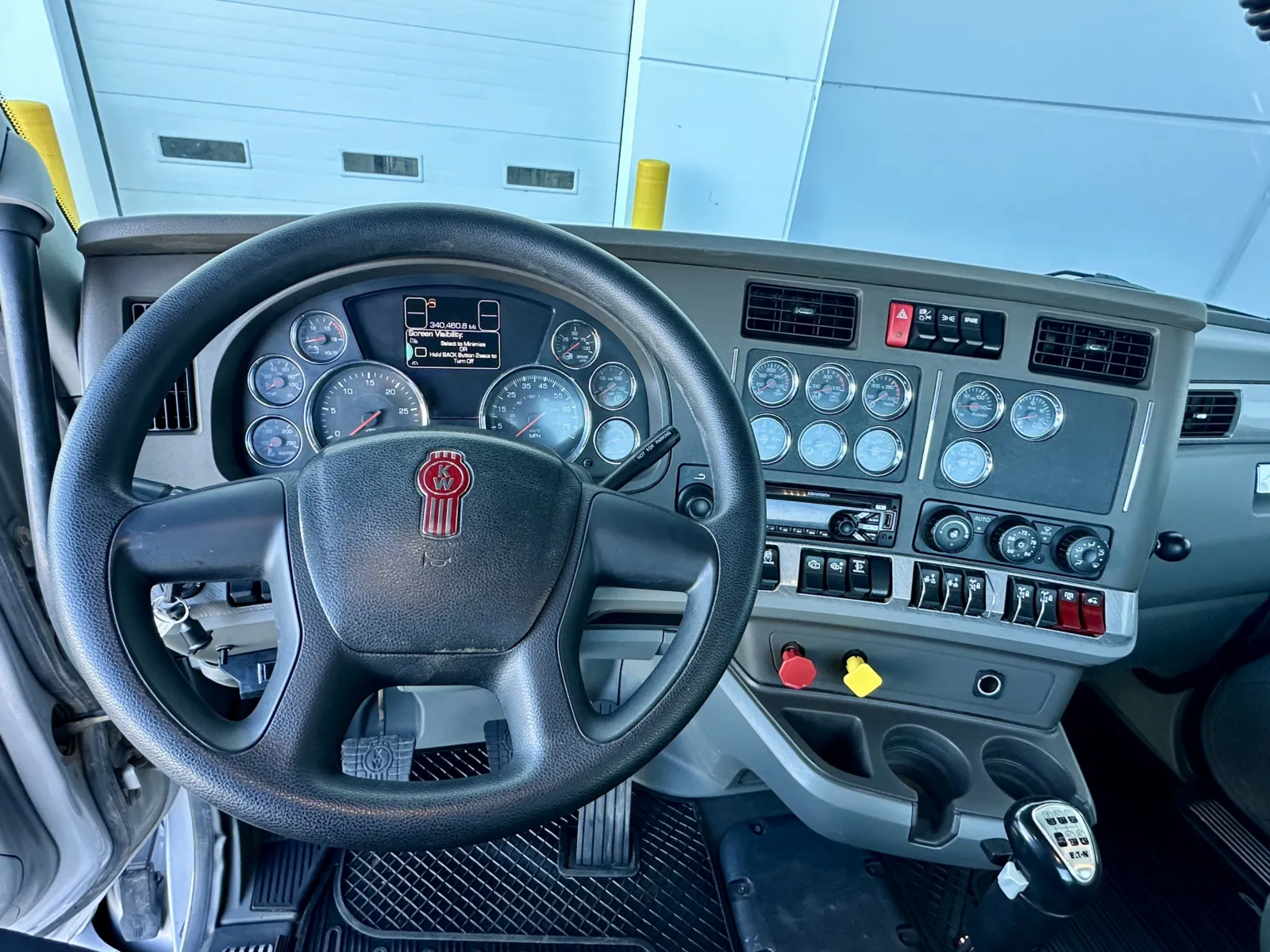 2015 Kenworth T880 - image 16