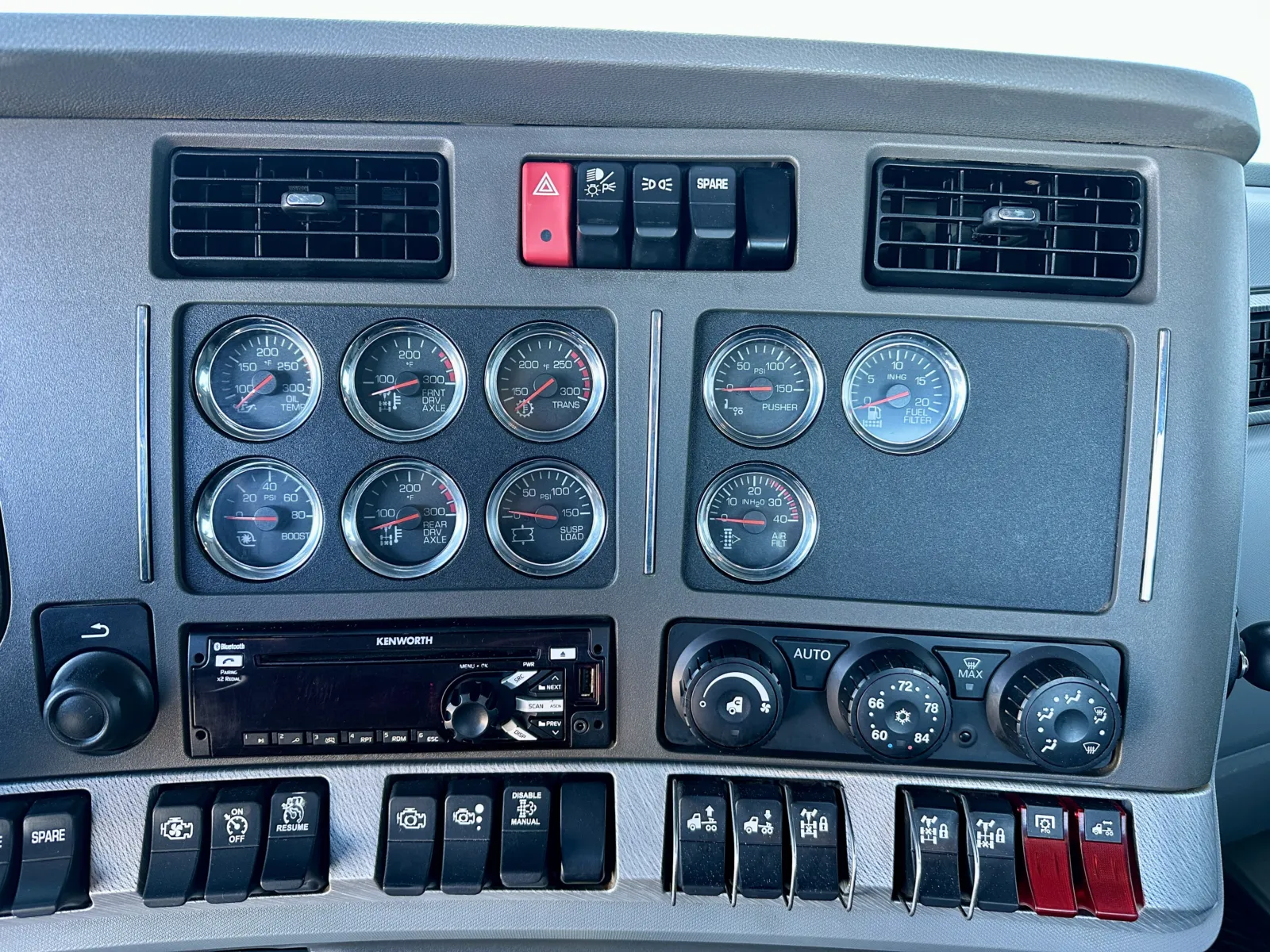 2015 Kenworth T880 - image 18