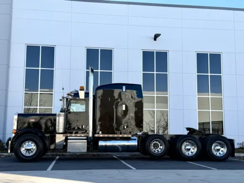 More photos of 2006 PETERBILT 379 at Forge Truck Centers - Illinois, IL