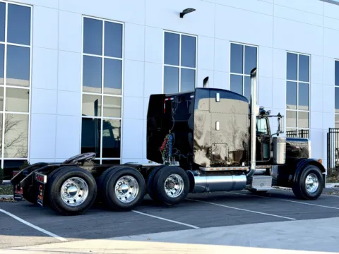More photos of 2006 PETERBILT 379 at Forge Truck Centers - Illinois, IL
