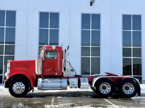 More photos of 2009 PETERBILT 388 at Forge Truck Centers - Illinois, IL
