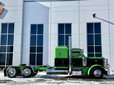 Another view of 2019 PETERBILT 389 for sale in New Lenox, IL at Forge Truck Centers - Illinois