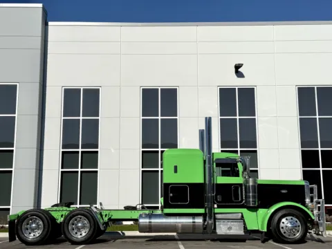Another view of 2019 PETERBILT 389 for sale in New Lenox, IL at Forge Truck Centers - Illinois