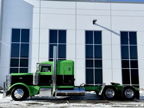 More photos of 2019 PETERBILT 389 at Forge Truck Centers - Illinois, IL