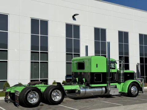 More photos of 2019 PETERBILT 389 at Forge Truck Centers - Illinois, IL