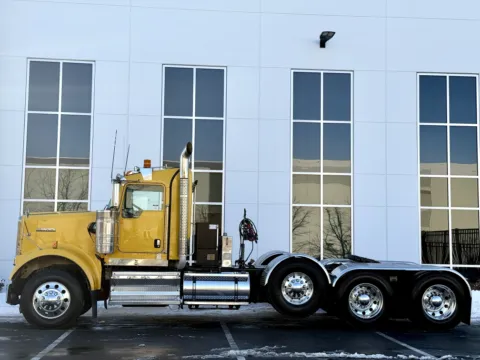 More photos of 2015 KENWORTH W900 at Forge Truck Centers - Illinois, IL