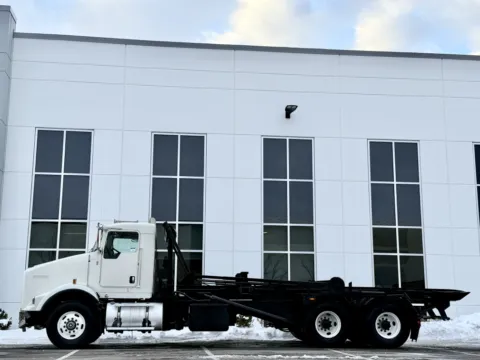 More photos of 2008 KENWORTH T800 at Forge Truck Centers - Illinois, IL