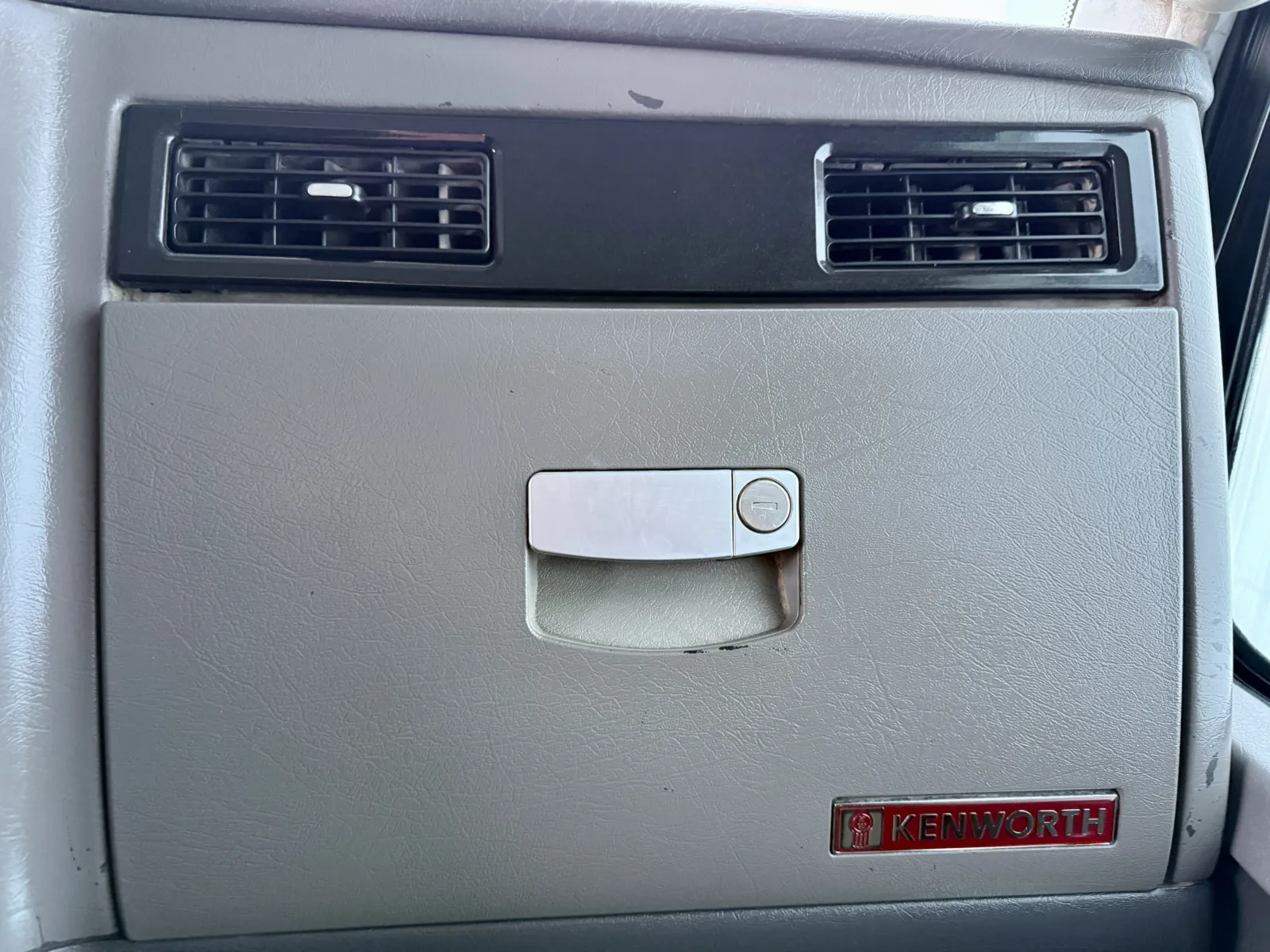 2008 Kenworth T800 - image 19