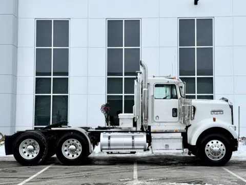 Another view of 2005 KENWORTH W900 for sale in New Lenox, IL at Forge Truck Centers - Illinois