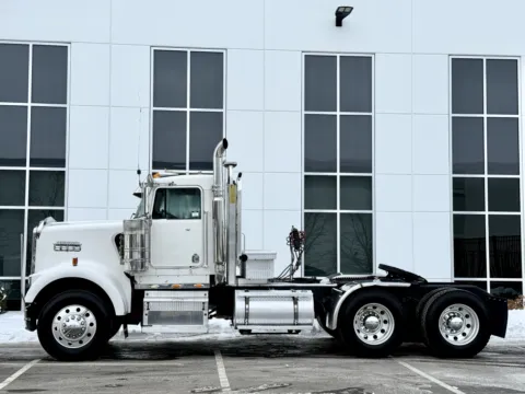 More photos of 2005 KENWORTH W900 at Forge Truck Centers - Illinois, IL