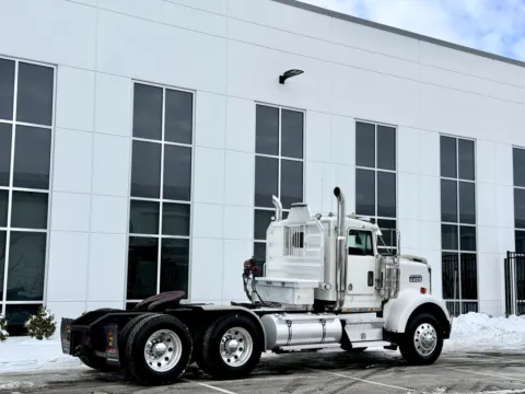 More photos of 2005 KENWORTH W900 at Forge Truck Centers - Illinois, IL