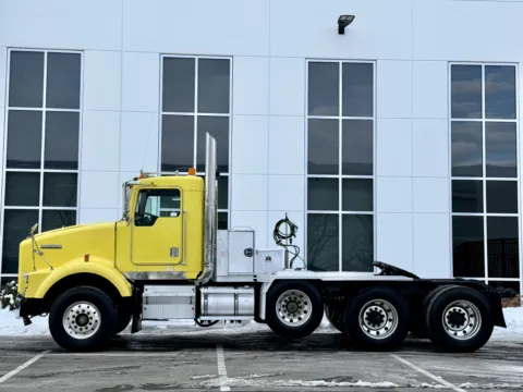 More photos of 2000 KENWORTH T800 at Forge Truck Centers - Illinois, IL