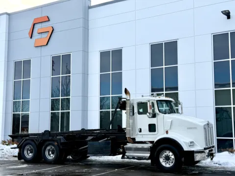 Photos of 2009 KENWORTH T800 for sale in New Lenox, IL at Forge Truck Centers - Illinois