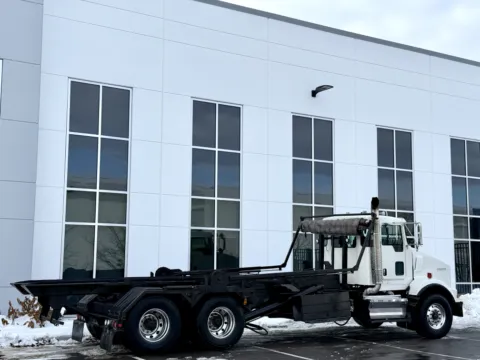 More photos of 2009 KENWORTH T800 at Forge Truck Centers - Illinois, IL