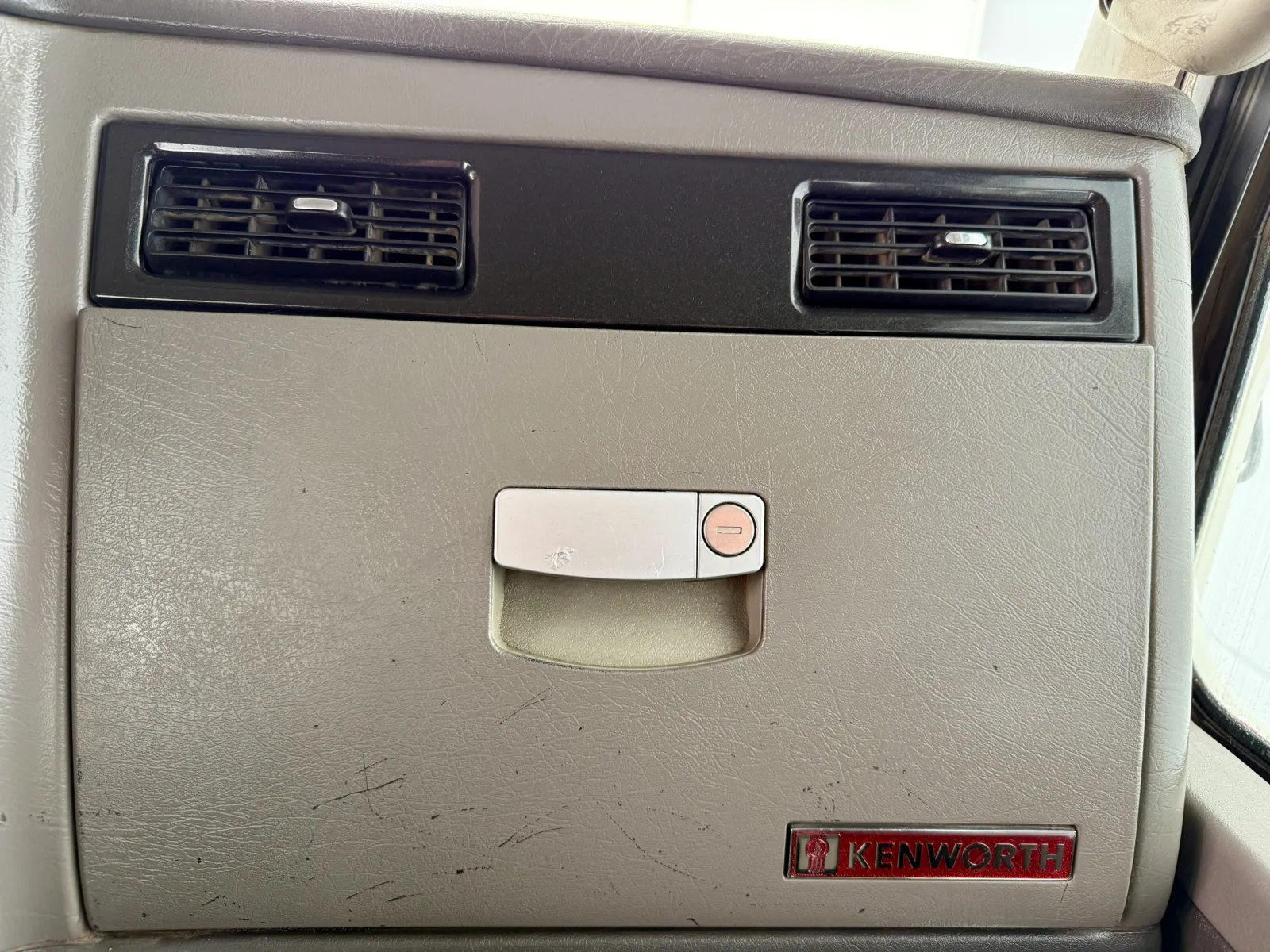 2009 Kenworth T800 - image 19