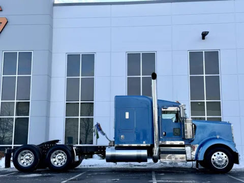 Another view of 2017 KENWORTH W900 for sale in New Lenox, IL at Forge Truck Centers - Illinois