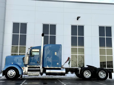 More photos of 2017 KENWORTH W900 at Forge Truck Centers - Illinois, IL
