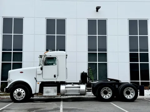 More photos of 2015 PETERBILT 367 at Forge Truck Centers - Illinois, IL