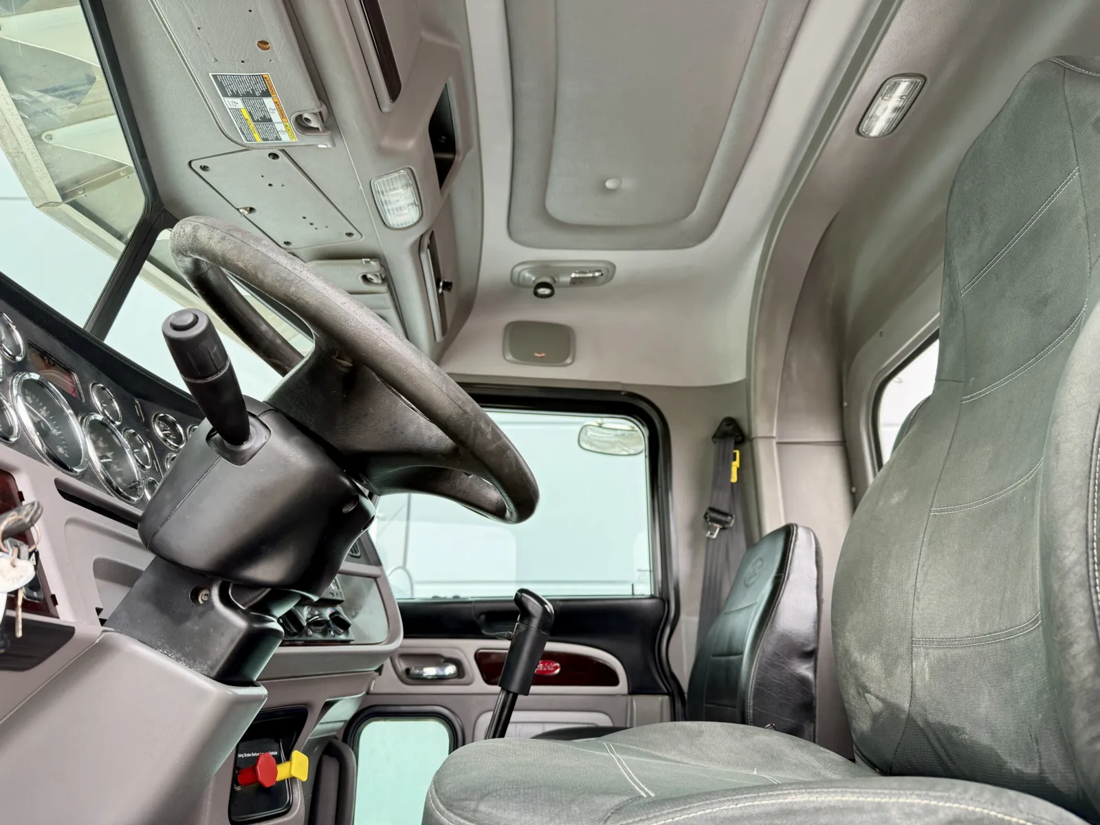 2015 Peterbilt - image 14