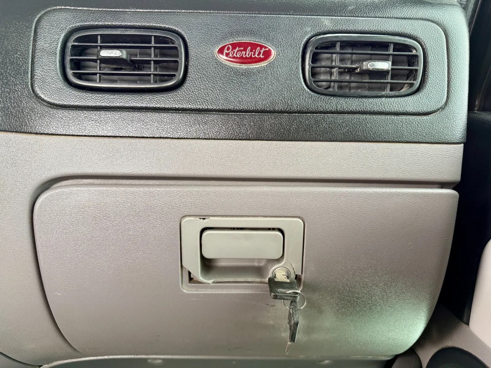 2015 Peterbilt - image 19