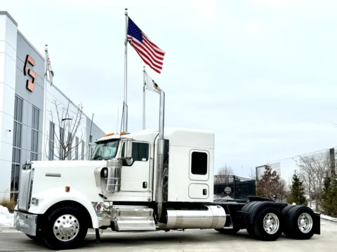 2018 KENWORTH W900 for sale in New Lenox, IL