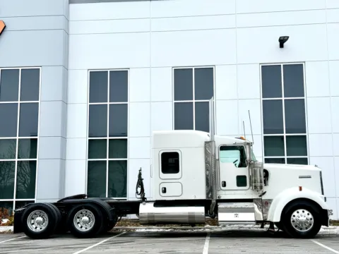 Another view of 2018 KENWORTH W900 for sale in New Lenox, IL at Forge Truck Centers - Illinois