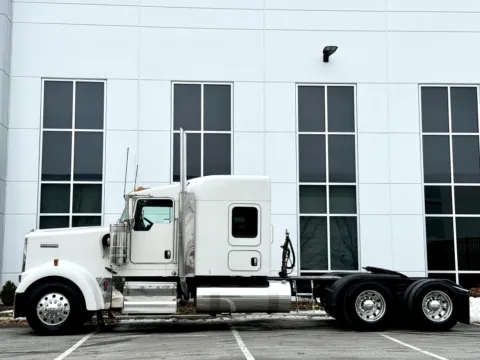 More photos of 2018 KENWORTH W900 at Forge Truck Centers - Illinois, IL