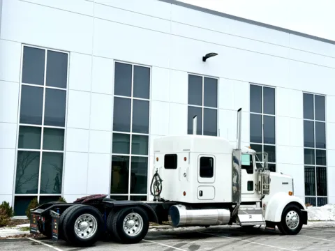 More photos of 2018 KENWORTH W900 at Forge Truck Centers - Illinois, IL