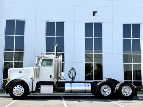 More photos of 2007 PETERBILT 379 at Forge Truck Centers - Illinois, IL