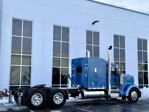 More photos of 2017 KENWORTH W900 at Forge Truck Centers - Illinois, IL
