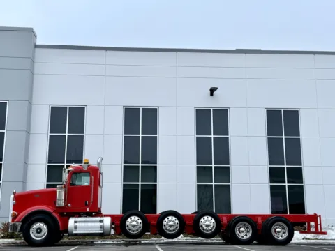 More photos of 2010 PETERBILT 367 at Forge Truck Centers - Illinois, IL