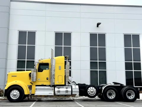 More photos of 2014 KENWORTH W900 at Forge Truck Centers - Illinois, IL