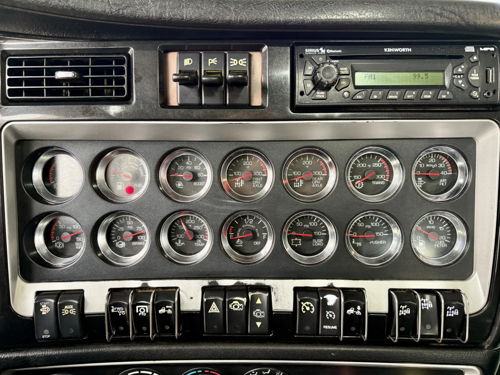 2014 Kenworth W900 - image 18