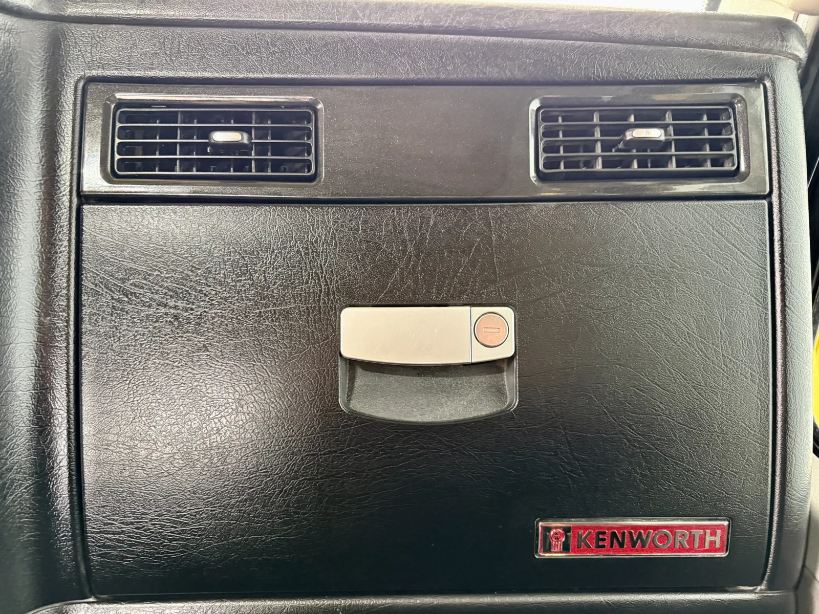 2014 Kenworth W900 - image 19