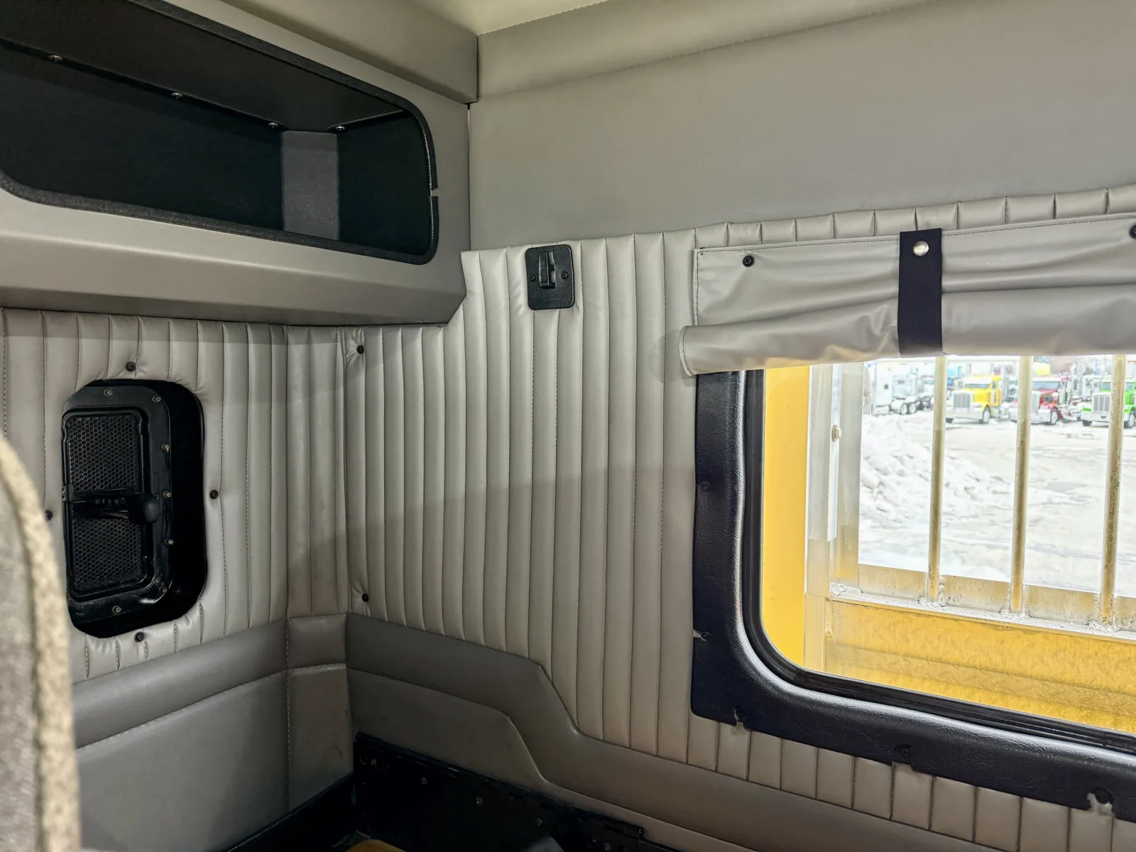 2014 Kenworth W900 - image 22