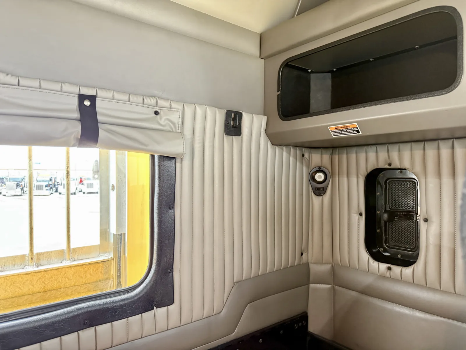 2014 Kenworth W900 - image 24