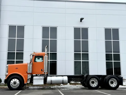 More photos of 2016 PETERBILT 389 at Forge Truck Centers - Illinois, IL