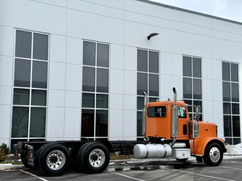More photos of 2016 PETERBILT 389 at Forge Truck Centers - Illinois, IL