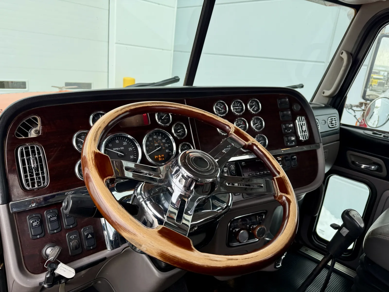 2016 Peterbilt 389 - image 15