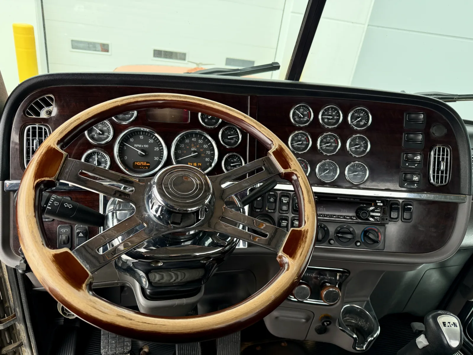 2016 Peterbilt 389 - image 16