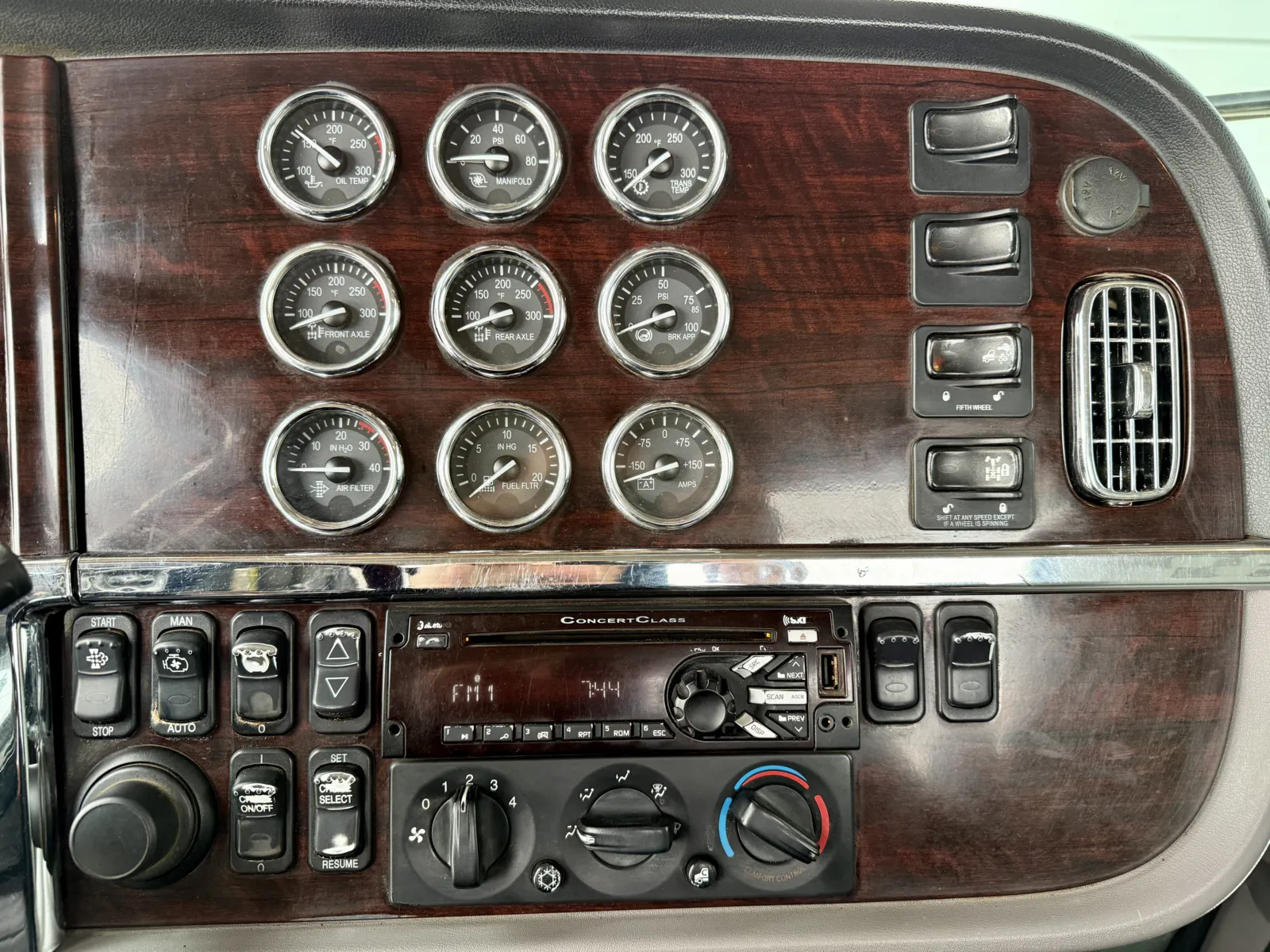 2016 Peterbilt 389 - image 18