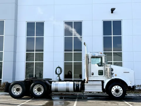 Another view of 2019 KENWORTH T800 for sale in New Lenox, IL at Forge Truck Centers - Illinois