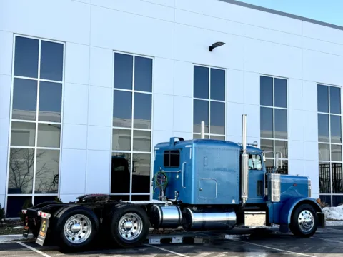 More photos of 2005 PETERBILT 379 at Forge Truck Centers - Illinois, IL