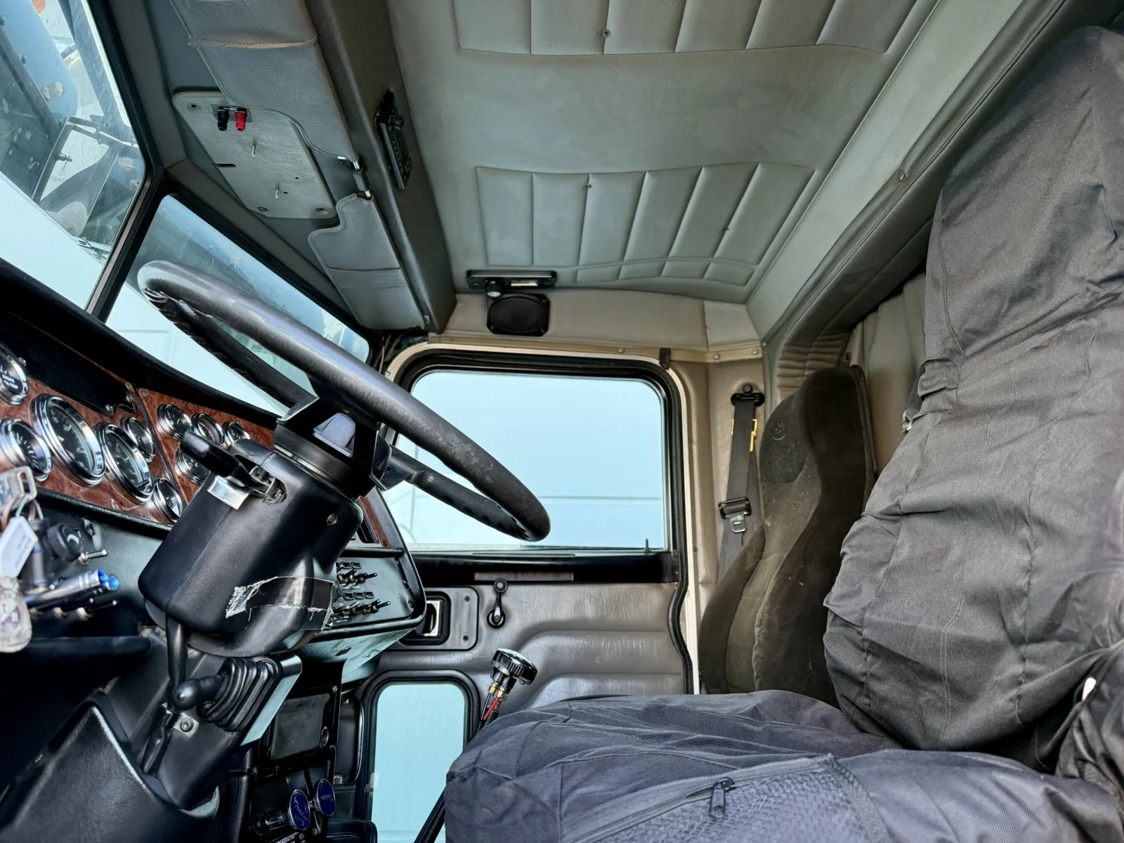 2005 Peterbilt - image 14