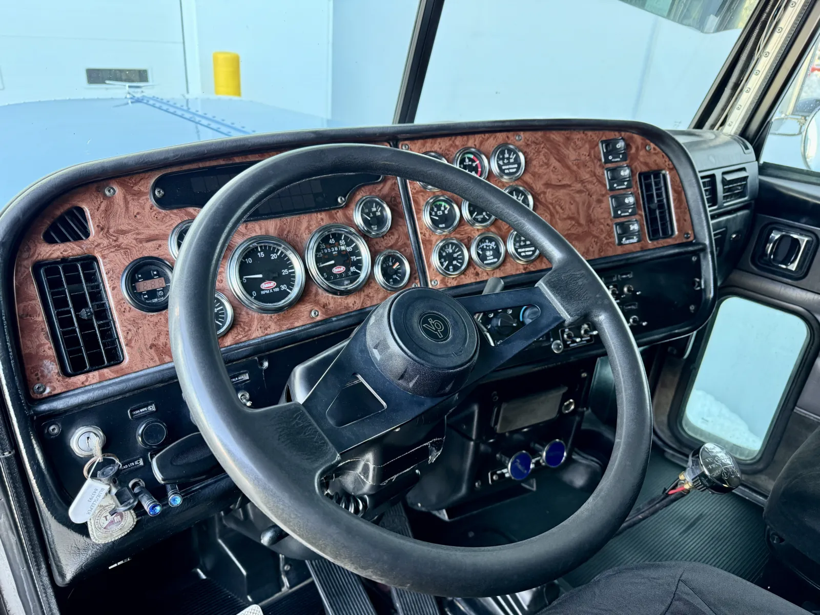 2005 Peterbilt - image 15